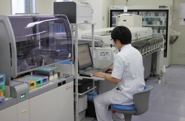 生化学自動分析装置のイメージ