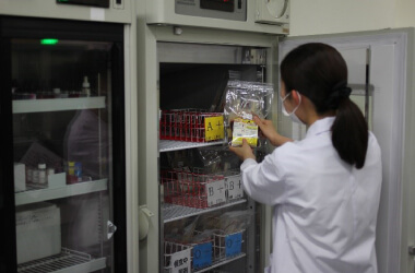 適切な温度管理のもと血液製剤が保管されています