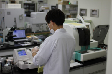 尿定性検査実施中